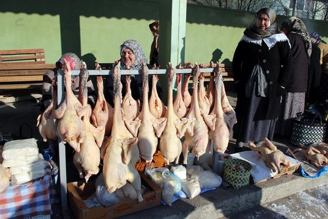 EFLANİ BELEDİYESİ TARAFINDAN ŞEHRİN GİRİŞİNE YAPTIRILAN HİNDİ HEYKELİ KENTİN SİMGESİ OLURKEN, OLUŞTURULAN ORGANİK PAZARDA HİNDİLER BÜYÜK RAĞBET GÖRÜYOR. (YASİN ERDEM/KARABÜK-İHA)