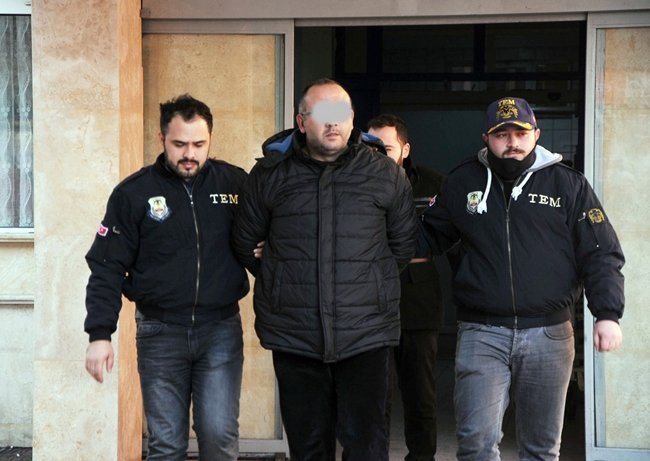 ZONGULDAK'TA SOSYAL MEDYA HESABINDAN "ŞEHİTLERE HAKARET ETTİĞİ VE TERÖR ÖRGÜTÜ PKK PROPAGANDASI YAPTIĞI" İDDİASIYLA GÖZALTINA ALINAN E.T., ÇIKARILDIĞI NÖBETÇİ MAHKEMECE TUTUKLANARAK CEZAEVİNE GÖNDERİLDİ. (ONUR ALTINDAĞ/ZONGULDAK-İHA)