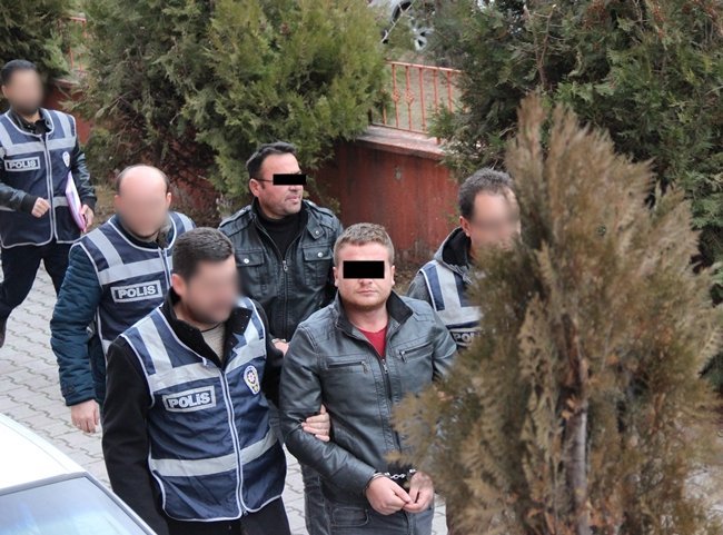 KARABÜK’TE BİR İŞYERİNDEN HARAÇ İSTEYİP ATEŞ AÇAN 3 KİŞİ, ÇIKARILDIKLARI MAHKEMECE TUTUKLANDI. (YASİN ERDEM/KARABÜK-İHA)