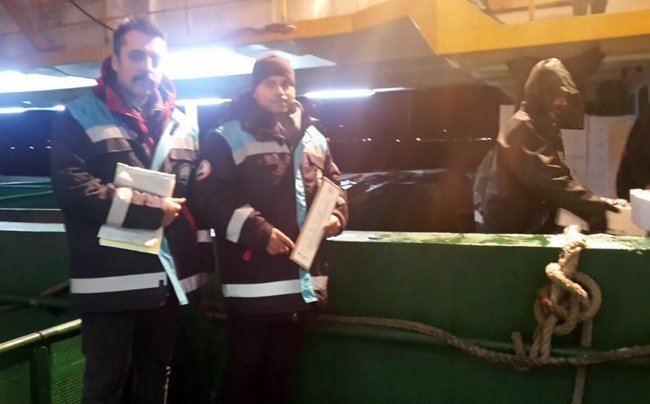 KARADENİZLİ BALIKÇILAR, KASTAMONU’NUN CİDE İLÇESİ AÇIKLARINDA BİR GECEDE 500 TON HAMSİ AVLADI. (MEHMET SALMAN/KASTAMONU-İHA)