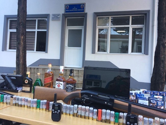 ŞAHISLARIN EV, İŞ YERİ VE ARAÇLARINDA YAPILAN ARAMALARDA 2 ADET TABANCA, 2 ADET AV TÜFEĞİ, 2 ADET VİKİ EL TELSİZİ İLE ÇALINTI OLDUĞU ANLAŞILAN 100 KARTON SİGARA, 50 ŞİŞE İÇKİ, 20 KİLOGRAM ÇAY , 1 ADET DİZ ÜSTÜ BİLGİSAYAR, 1 ADET LCD MONİTÖR VE ÇOK SAYIDA GIDA İLE ELEKTRONİK MALZEME ELE GEÇİRDİ. (VEDAT KILIÇ/ZONGULDAK-İHA)