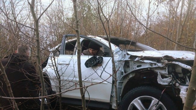 KASTAMONU'NUN CİDE İLÇESİ KUŞKAYASI KÖYÜ MEVKİSİNDE UÇURUMA YUVARLANMIŞ PLAKASIZ LÜKS CİP BULUNDU. (MEHMET SALMAN/KASTAMONU-İHA)