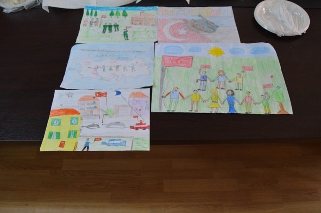 BÜLENT ECEVİT ÜNİVERSİTESİ GÖKÇEBEY MİTHAT-MEHMET ÇANAKCI MESLEK YÜKSEKOKULU HALKLA İLİŞKİLER VE TANITIM  BÖLÜMÜ ÖĞRENCİLERİ GÖKÇEBEY’DE “MİLLİ BİRLİK VE BERABERLİĞİN RESMİNİ ÇİZİYORUZ” TEMALI RESİM YARIŞMASINDA BULUŞTU. (EMRAH YILDIZ/ZONGULDAK-İHA)