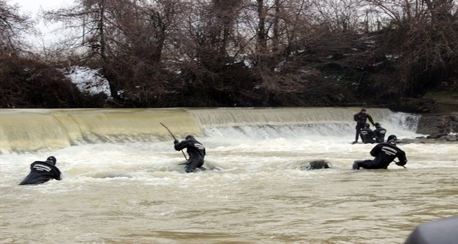 BARTIN’DA 334 GÜN ÖNCE IRMAKTA KAYBOLAN AVCIYI ARAMA ÇALIŞMALARI SÜRÜYOR. (MUSTAFA KURT/BARTIN-İHA)