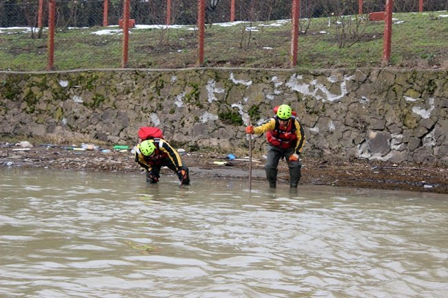 BARTIN’DA 334 GÜN ÖNCE IRMAKTA KAYBOLAN AVCIYI ARAMA ÇALIŞMALARI SÜRÜYOR. (MUSTAFA KURT/BARTIN-İHA)