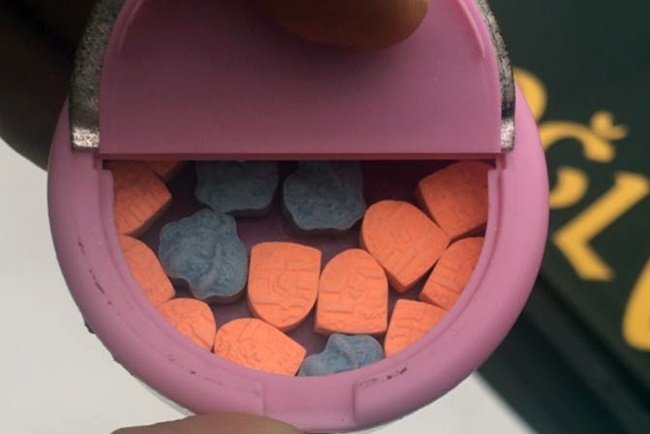 ZONGULDAK’IN EREĞLİ İLÇESİNDE POLİS EKİPLERİ TARAFINDAN DÜZENLENEN OPERASYONDA 108 ADET EXTASY UYUŞTURUCU HAP ELE GEÇİRİLDİ. (VEDAT KILIÇ/ZONGULDAK-İHA)