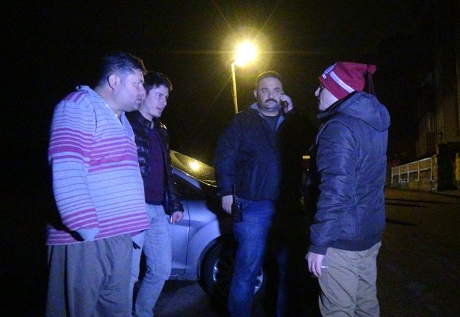 POLİS EKİPLERİNE BİLGİ VEREN MAHALLE SAKİNLERİ, 2 EL SİLAH SESİ DUYDUKLARINI VE DIŞARI ÇIKTIKLARINDA REŞAT S.’NİN VURULMUŞ OLDUĞUNU GÖRÜP YARDIM ETTİKLERİNİ SÖYLEDİ. (VEDAT KILIÇ/ZONGULDAK-İHA)