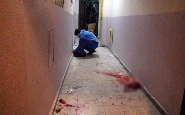 POLİS EKİPLERİNE BİLGİ VEREN MAHALLE SAKİNLERİ, 2 EL SİLAH SESİ DUYDUKLARINI VE DIŞARI ÇIKTIKLARINDA REŞAT S.’NİN VURULMUŞ OLDUĞUNU GÖRÜP YARDIM ETTİKLERİNİ SÖYLEDİ. MAHALLE SAKİNLERİ SALDIRGANI İSE GÖRMEDİKLERİNİ İFADE ETTİ. (VEDAT KILIÇ/ZONGULDAK-İHA)