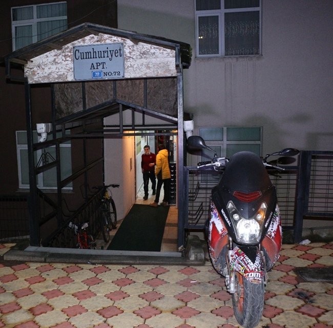 ZONGULDAK'IN EREĞLİ İLÇESİNDE İKAMET ETTİĞİ APARTMANA GİREN BİR KİŞİ KENDİSİNİ TAKİP EDEN KİŞİ TARAFINDAN SİLAHLI SALDIRIYA UĞRADI. (VEDAT KILIÇ/ZONGULDAK-İHA)