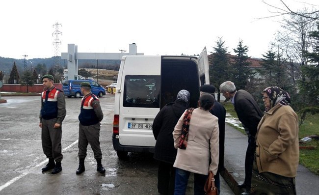 BARTIN’DA ÇEŞİTLİ TARİHLERDE HAYVAN HIRSIZLIĞI YAPAN ŞEBEKE, JANDARMANIN OPERASYONU SONUCUNDA ÇALDIKLARI HAYVANLARLA BİRLİKTE SUÇÜSTÜ YAKALANDI. JANDARMA, BÜYÜKBAŞ HAYVANLARI SAHİPLERİNE TESLİM ETTİ. (MUSTAFA KURT/BARTIN-İHA)