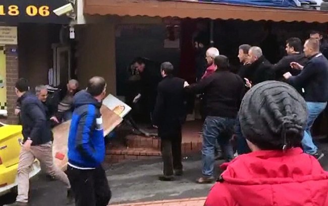 ZONGULDAK’IN EREĞLİ İLÇESİNDE TAKSİCİLERİN ALANINA PARK EDEN KİŞİLER İLE TAKSİCİ ESNAFI ARASINDA KAVGA ÇIKTI. TEKME VE YUMRUKLARIN HAVADA UÇUŞTUĞU, 5 KİŞİNİN YARALANDIĞI KAVGA ANI, CEP TELEFONUNA YANSIDI. (VEDAT KILIÇ/ZONGULDAK-İHA)