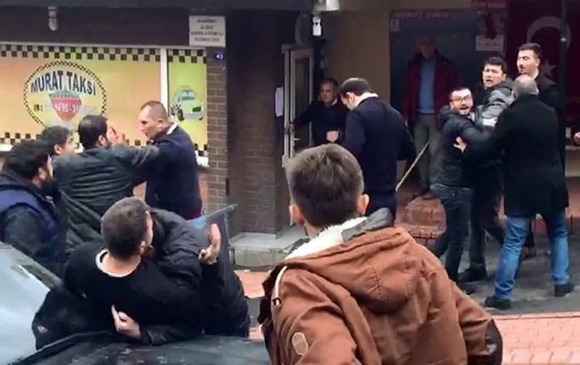 ZONGULDAK’IN EREĞLİ İLÇESİNDE TAKSİCİLERİN ALANINA PARK EDEN KİŞİLER İLE TAKSİCİ ESNAFI ARASINDA KAVGA ÇIKTI. TEKME VE YUMRUKLARIN HAVADA UÇUŞTUĞU, 5 KİŞİNİN YARALANDIĞI KAVGA ANI, CEP TELEFONUNA YANSIDI. (VEDAT KILIÇ/ZONGULDAK-İHA)