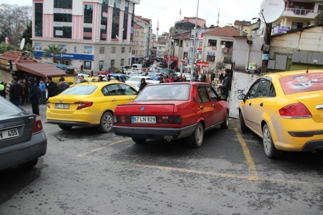 ZONGULDAK’IN EREĞLİ İLÇESİNDE TAKSİCİLERİN ALANINA PARK EDEN KİŞİLER İLE TAKSİCİ ESNAFI ARASINDA KAVGA ÇIKTI. (VEDAT KILIÇ/ZONGULDAK-İHA)