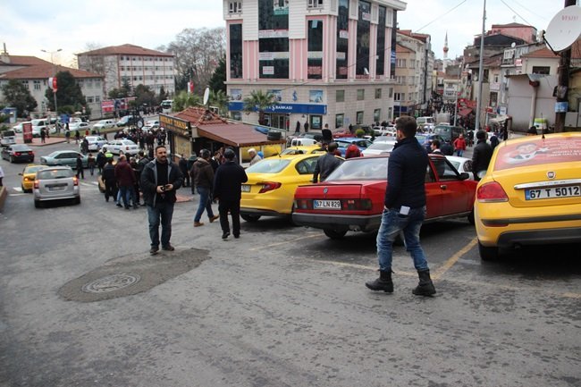 ZONGULDAK’IN EREĞLİ İLÇESİNDE TAKSİCİLERİN ALANINA PARK EDEN KİŞİLER İLE TAKSİCİ ESNAFI ARASINDA KAVGA ÇIKTI. (VEDAT KILIÇ/ZONGULDAK-İHA)