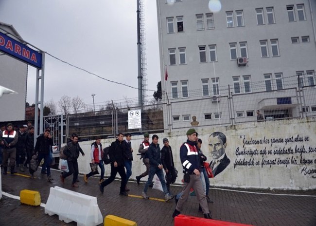 ZONGULDAK'IN ALAPLI İLÇESİNDE, İRAN'DAN TÜRKİYE'YE GİRDİKLERİ BELİRLENEN 17 AFGANİSTAN UYRUKLU KAÇAK GÖÇMEN YAKALANDI. (ERTUĞRUL YÜKSEL/ZONGULDAK-İHA)