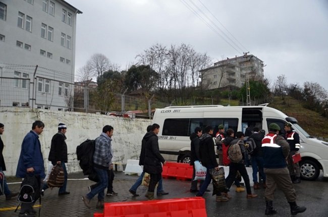 ZONGULDAK'IN ALAPLI İLÇESİNDE, İRAN'DAN TÜRKİYE'YE GİRDİKLERİ BELİRLENEN 17 AFGANİSTAN UYRUKLU KAÇAK GÖÇMEN YAKALANDI. (ERTUĞRUL YÜKSEL/ZONGULDAK-İHA)