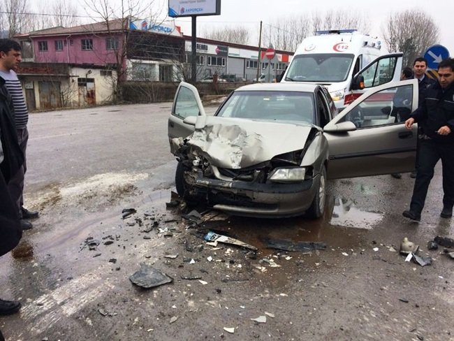 BARTIN İSTİKAMETİNDEN BOĞAZ İSTİKAMETİNE GİTMEKTE OLAN 67 ZH 732 PLAKALI OTOMOBİL, DÖNÜŞ YAPMAKTA OLAN 74 BV 076 PLAKALI KAMYONET İLE ÇARPIŞTI.2 KİŞİ HAFİF YARALANDI. (MUSTAFA KURT/BARTIN-İHA)