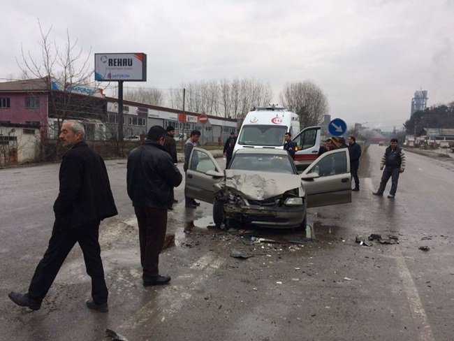 BARTIN İSTİKAMETİNDEN BOĞAZ İSTİKAMETİNE GİTMEKTE OLAN 67 ZH 732 PLAKALI OTOMOBİL, DÖNÜŞ YAPMAKTA OLAN 74 BV 076 PLAKALI KAMYONET İLE ÇARPIŞTI.2 KİŞİ HAFİF YARALANDI. (MUSTAFA KURT/BARTIN-İHA)