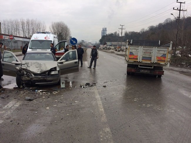 BARTIN İSTİKAMETİNDEN BOĞAZ İSTİKAMETİNE GİTMEKTE OLAN 67 ZH 732 PLAKALI OTOMOBİL, DÖNÜŞ YAPMAKTA OLAN 74 BV 076 PLAKALI KAMYONET İLE ÇARPIŞTI.2 KİŞİ HAFİF YARALANDI. (MUSTAFA KURT/BARTIN-İHA)