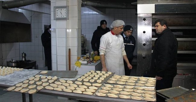 ZONGULDAK'IN DEVREK İLÇESİNDE ZABITA EKİPLERİ GIDA ÜRETİM YERLERİNE DENETİMLERİNİ SÜRDÜRÜYOR. (FİKRİ ERDEM/ZONGULDAK-İHA)