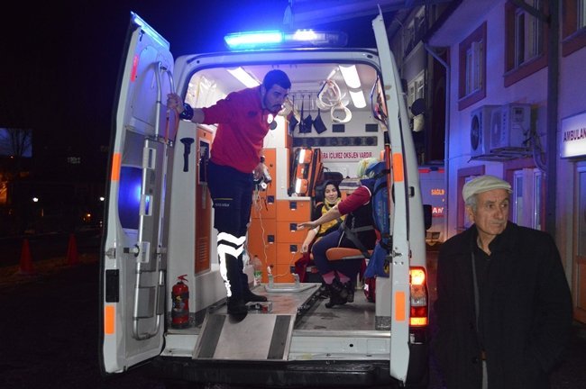 KASTAMONU'DA 5 ARACIN KARIŞTIĞI ZİNCİRLEME KAZADA 12 KİŞİ YARALANDI. (VEDAT YUNUS İKİZOĞLU/KASTAMONU-İHA)