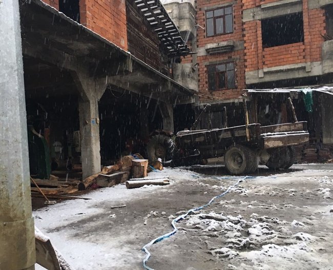 ZONGULDAK’IN GÖKÇEBEY İLÇESİNDE BİR MARANGOZ DÜKKANININ ÖNÜNDE YERDE BOĞAZI KESİLMİŞ ERKEK CESEDİ BULUNDU. (EMRAH YILDIZ/ZONGULDAK-İHA)