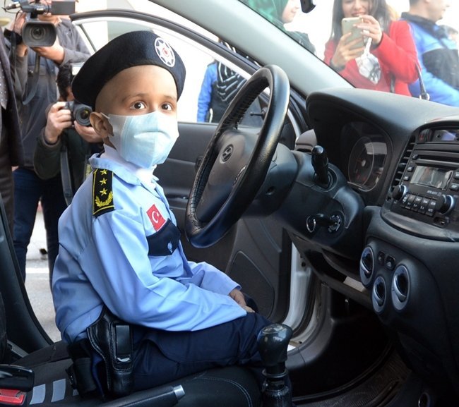 ZİYA YUSUF CAN MERMER POLİS ARACINA BİNDİ. (FATİH KEÇE/ADANA-İHA)