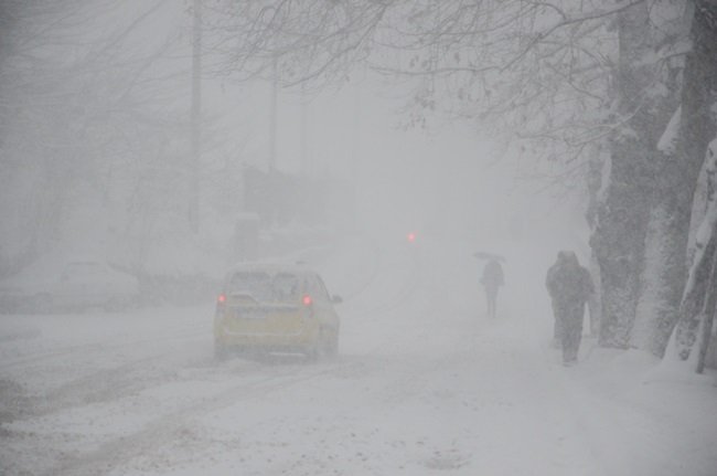 ZONGULDAK’TA GECE SAATLERİNDEN İTİBAREN ETKİLİ OLAN KAR YAĞIŞI SABAH SAATLERİNDE ULAŞIMI OLUMSUZ ETKİLEDİ. YAKLAŞIK 15 SANTİMETREYE ULAŞAN KAR KALINLIĞI NEDENİYLE VATANDAŞLAR İŞ YERLERİNE YÜRÜYEREK GİDEBİLDİ. (ONUR ALTINDAĞ/ZONGULDAK-İHA)