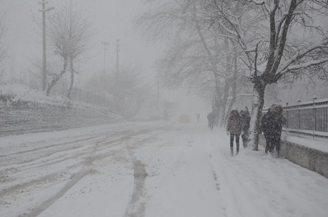 ZONGULDAK’TA GECE SAATLERİNDEN İTİBAREN ETKİLİ OLAN KAR YAĞIŞI SABAH SAATLERİNDE ULAŞIMI OLUMSUZ ETKİLEDİ. YAKLAŞIK 15 SANTİMETREYE ULAŞAN KAR KALINLIĞI NEDENİYLE VATANDAŞLAR İŞ YERLERİNE YÜRÜYEREK GİDEBİLDİ. (ONUR ALTINDAĞ/ZONGULDAK-İHA)