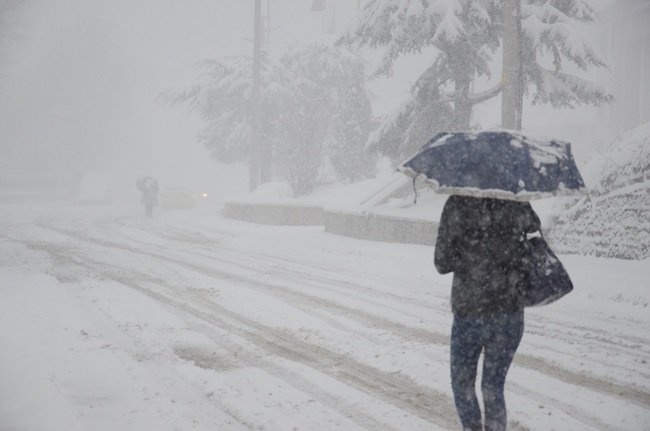 ZONGULDAK’TA GECE SAATLERİNDEN İTİBAREN ETKİLİ OLAN KAR YAĞIŞI SABAH SAATLERİNDE ULAŞIMI OLUMSUZ ETKİLEDİ. YAKLAŞIK 15 SANTİMETREYE ULAŞAN KAR KALINLIĞI NEDENİYLE VATANDAŞLAR İŞ YERLERİNE YÜRÜYEREK GİDEBİLDİ. (ONUR ALTINDAĞ/ZONGULDAK-İHA)