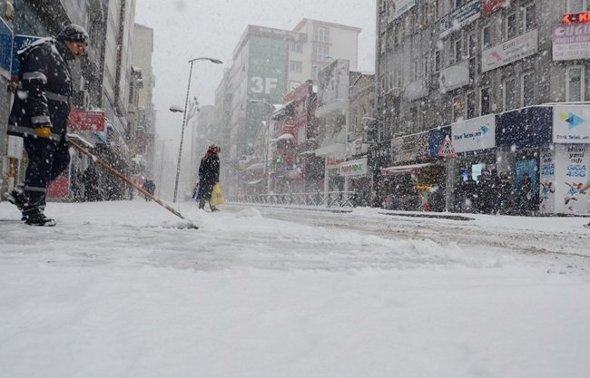 ZONGULDAK’TA GECE SAATLERİNDEN İTİBAREN ETKİLİ OLAN KAR YAĞIŞI SABAH SAATLERİNDE ULAŞIMI OLUMSUZ ETKİLEDİ. YAKLAŞIK 15 SANTİMETREYE ULAŞAN KAR KALINLIĞI NEDENİYLE VATANDAŞLAR İŞ YERLERİNE YÜRÜYEREK GİDEBİLDİ. (ONUR ALTINDAĞ/ZONGULDAK-İHA)
