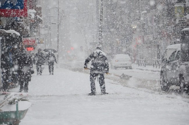 BELEDİYE EKİPLERİ SABAH SAATLERİNDEN İTİBAREN KALDIRIMDA KAR KÜREME ÇALIŞMALARINI BAŞLATTI. (ONUR ALTINDAĞ/ZONGULDAK-İHA)