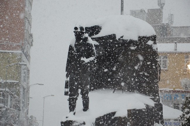 KENTİN SİMGESİ OLAN MADENCİ ANITI DA BEYAZA BÜRÜNDÜ. (ONUR ALTINDAĞ/ZONGULDAK-İHA)