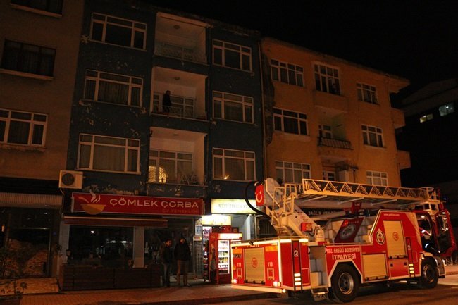 ZONGULDAK’IN EREĞLİ İLÇESİNDE CEZAEVİNDEN FİRAR EDEN BİR KİŞİ POLİSİN SAKLANDIĞI EVE BASKIN YAPACAĞINI ANLAYINCA BALKONDAN ATLAYIP İNTİHAR ETMEYE ÇALIŞTI. POLİS CEZAEVİ FİRARİSİNİ VE GİREREK GÖZALTINA ALDI. (VEDAT KILIÇ/ZONGULDAK-İHA)