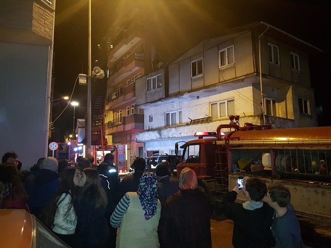 BARTIN'IN AMASRA İLÇESİNDE SEVGİLİSİNİN İSMİNİ MUMLARLA YAZMAK İSTEYEN MADEN İŞÇİSİ EVİ YAKTI. YANGIN İTFAİYE EKİPLERİ TARAFINDAN SÖNDÜRÜLDÜ. (HALİL TEKİN/BARTIN-İHA)