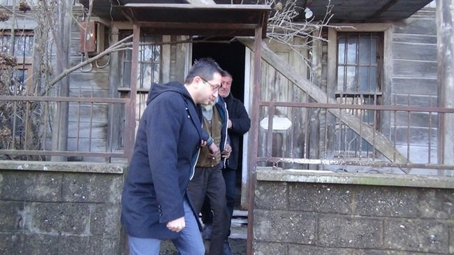 BARTIN’DA SOĞUK KIŞ GÜNÜNDE TERK EDİLMİŞ EVDE YAŞAM MÜCADELESİ VEREN 55 YAŞINDAKİ ÖZCAN GÜL’E VALİ NUSRET DİRİM’İN TALİMATIYLA YETKİLİLER SAHİP ÇIKTI. (MUSTAFA KURT/BARTIN-İHA)