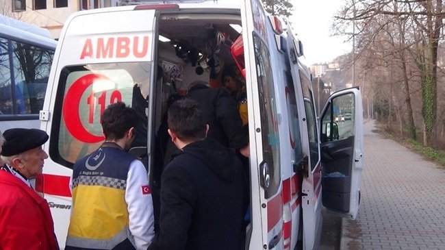 BARTIN’DA SOĞUK KIŞ GÜNÜNDE TERK EDİLMİŞ EVDE YAŞAM MÜCADELESİ VEREN 55 YAŞINDAKİ ÖZCAN GÜL’E VALİ NUSRET DİRİM’İN TALİMATIYLA YETKİLİLER SAHİP ÇIKTI. (MUSTAFA KURT/BARTIN-İHA)