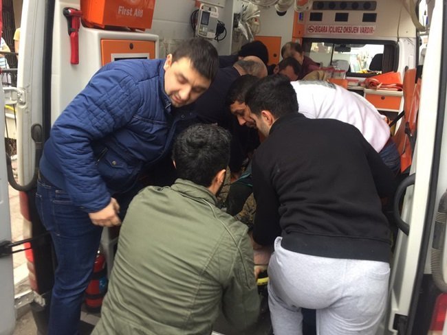 ZONGULDAK’TA BİR APARTMANIN İSTİNAT DUVARININ ÜZERİNDE BAHÇE KAZAN APARTMAN SAKİNİ, BİR ANDA DENGESİNİ KAYBEDİNCE APARTMAN BOŞLUĞUNU GEÇİP KENDİSİNİ YAKLAŞIK 3 METRE AŞAĞIDAKİ KOMŞUSUNUN BALKONUNDA BULDU. (ÖMER TEKCAN - ONUR ALTINDAĞ/ZONGULDAK-İHA)