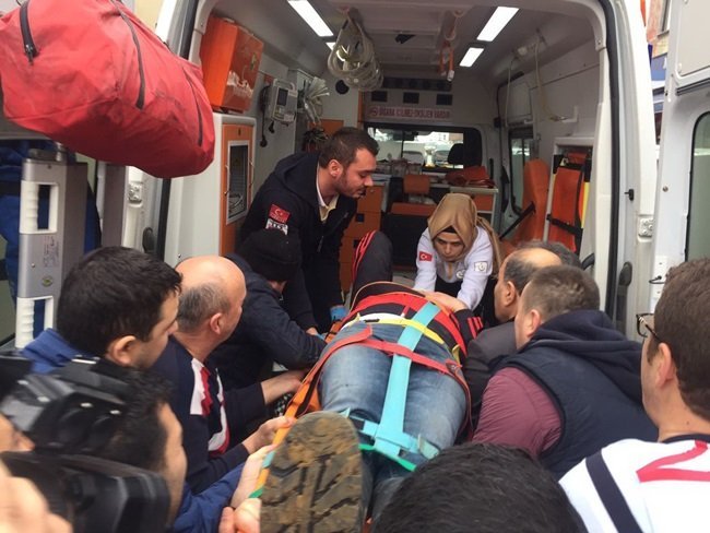 ZONGULDAK’TA BİR APARTMANIN İSTİNAT DUVARININ ÜZERİNDE BAHÇE KAZAN APARTMAN SAKİNİ, BİR ANDA DENGESİNİ KAYBEDİNCE APARTMAN BOŞLUĞUNU GEÇİP KENDİSİNİ YAKLAŞIK 3 METRE AŞAĞIDAKİ KOMŞUSUNUN BALKONUNDA BULDU. (ÖMER TEKCAN - ONUR ALTINDAĞ/ZONGULDAK-İHA)