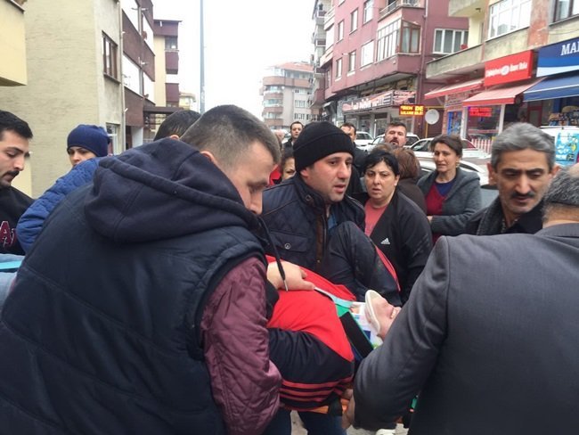 ZONGULDAK’TA BİR APARTMANIN İSTİNAT DUVARININ ÜZERİNDE BAHÇE KAZAN APARTMAN SAKİNİ, BİR ANDA DENGESİNİ KAYBEDİNCE APARTMAN BOŞLUĞUNU GEÇİP KENDİSİNİ YAKLAŞIK 3 METRE AŞAĞIDAKİ KOMŞUSUNUN BALKONUNDA BULDU. (ÖMER TEKCAN - ONUR ALTINDAĞ/ZONGULDAK-İHA)