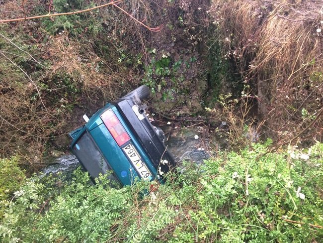 ZONGULDAK'TA KONTROLDEN ÇIKAN BİR OTOMOBİL DEREYE UÇTU. KAZADA ŞANS ESERİ YARALANAN OLMADI. (VEDAT KILIÇ/ZONGULDAK-İHA)