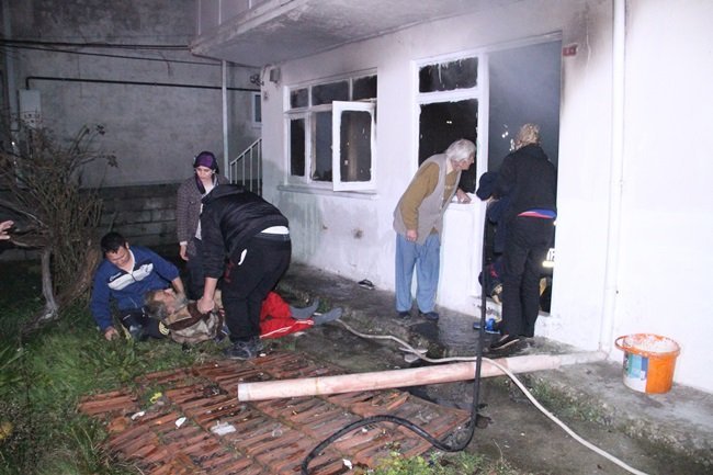 ZONGULDAK'IN EREĞLİ İLÇESİNDE ÇIKAN YANGINI FARK EDEN MENDERES KURU, ALEVLERİN ARASINA DALIP KOMŞUSUNUN HAYATINI KURTARDI. (VEDAT KILIÇ/ZONGULDAK-İHA)