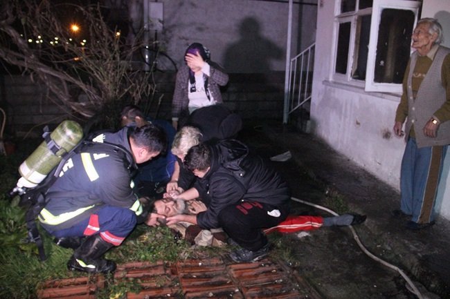 ZONGULDAK'IN EREĞLİ İLÇESİNDE ELEKTRİK SOBASINDAN ÇIKAN YANGINDA YAŞLI BİR ADAM İLE ONU KURTARMAYA ÇALIŞAN KOMŞUSU YARALANDI. (VEDAT KILIÇ/ZONGULDAK-İHA)