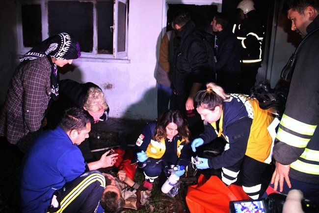 ZONGULDAK'IN EREĞLİ İLÇESİNDE ELEKTRİK SOBASINDAN ÇIKAN YANGINDA YAŞLI BİR ADAM İLE ONU KURTARMAYA ÇALIŞAN KOMŞUSU YARALANDI. (VEDAT KILIÇ/ZONGULDAK-İHA)