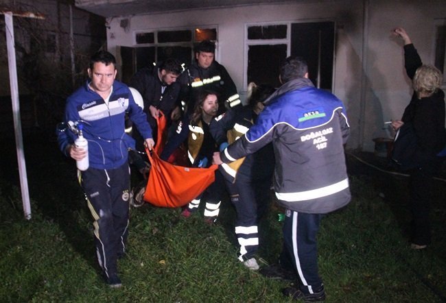 ZONGULDAK'IN EREĞLİ İLÇESİNDE ELEKTRİK SOBASINDAN ÇIKAN YANGINDA YAŞLI BİR ADAM İLE ONU KURTARMAYA ÇALIŞAN KOMŞUSU YARALANDI. (VEDAT KILIÇ/ZONGULDAK-İHA)