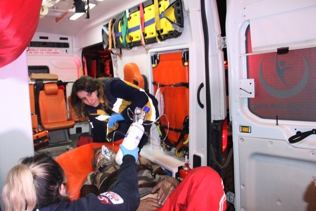 ZONGULDAK'IN EREĞLİ İLÇESİNDE ELEKTRİK SOBASINDAN ÇIKAN YANGINDA YAŞLI BİR ADAM İLE ONU KURTARMAYA ÇALIŞAN KOMŞUSU YARALANDI. (VEDAT KILIÇ/ZONGULDAK-İHA)