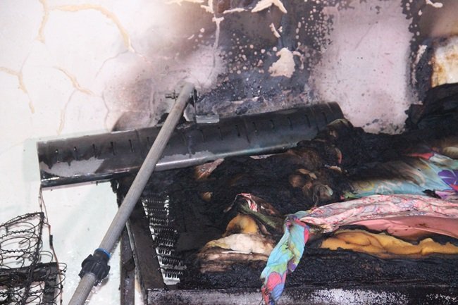 ZONGULDAK'IN EREĞLİ İLÇESİNDE ELEKTRİK SOBASINDAN ÇIKAN YANGINDA YAŞLI BİR ADAM İLE ONU KURTARMAYA ÇALIŞAN KOMŞUSU YARALANDI. (VEDAT KILIÇ/ZONGULDAK-İHA)