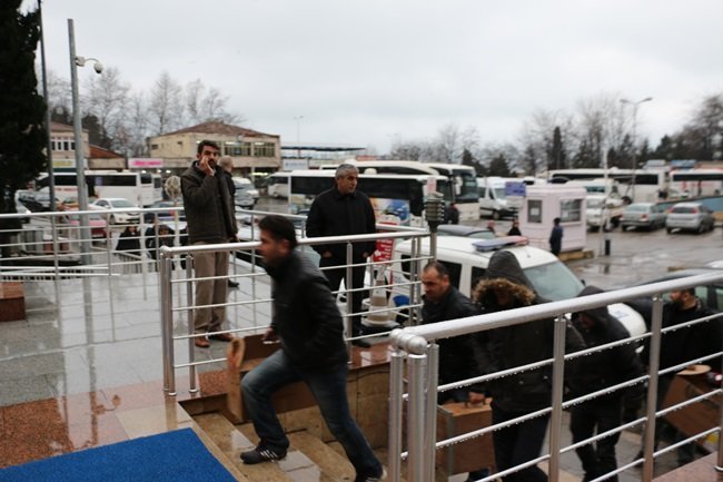 ZONGULDAK'IN EREĞLİ İLÇESİNDE HOROZ DÖVÜŞLERİ DÜZENLENEN BİR İŞ YERİNE BASKIN YAPAN POLİS 11 KİŞİYİ GÖZALTINA ALDI. POLİS 11 HOROZU DA KORUMA ALTINA ALDI. (VEDAT KILIÇ/ZONGULDAK-İHA)