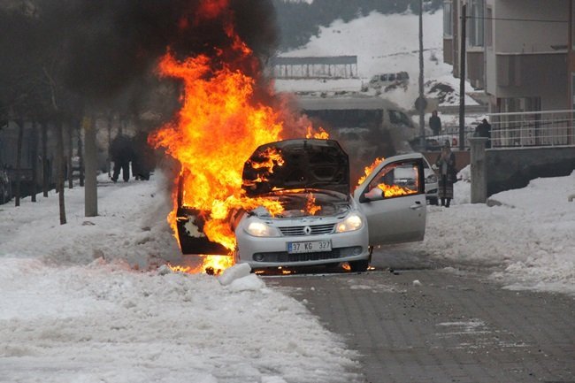 TOSYA’DA BİR OTOMOBİL CAYIR CAYIR YANDI. (SEDAT AĞACIKOĞLU/KASTAMONU-İHA)