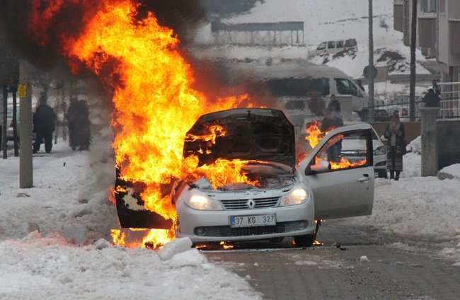 TOSYA’DA BİR OTOMOBİL CAYIR CAYIR YANDI. (SEDAT AĞACIKOĞLU/KASTAMONU-İHA)